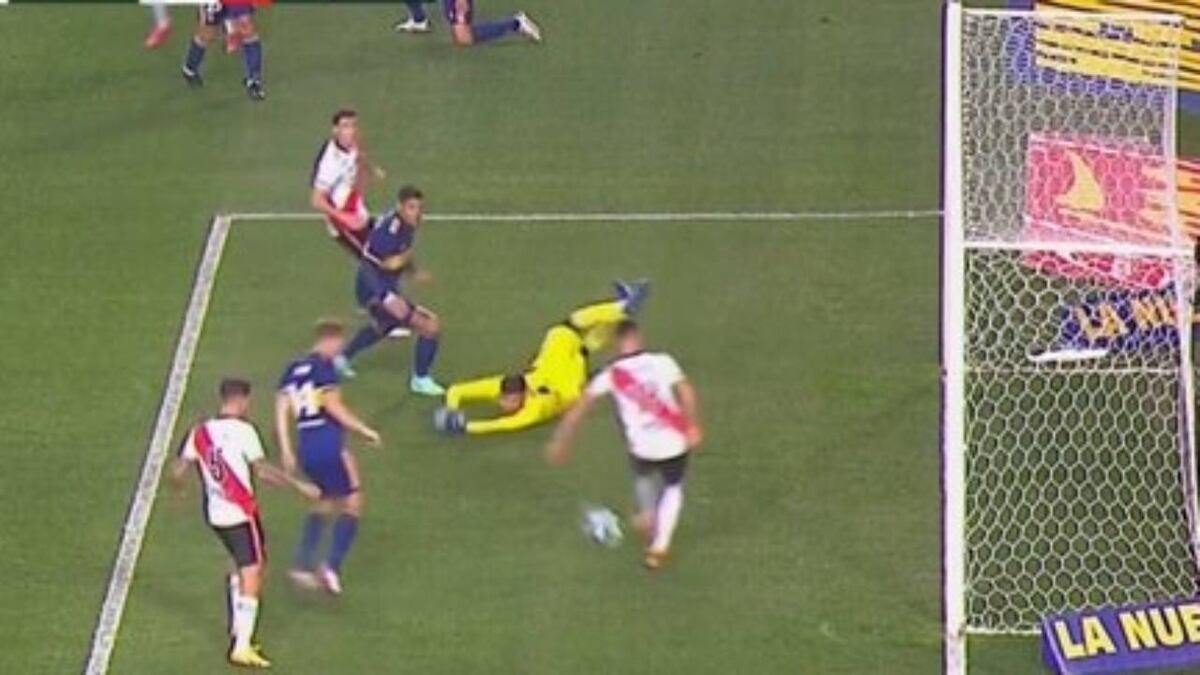 Braian Romero erró un gol increíble.