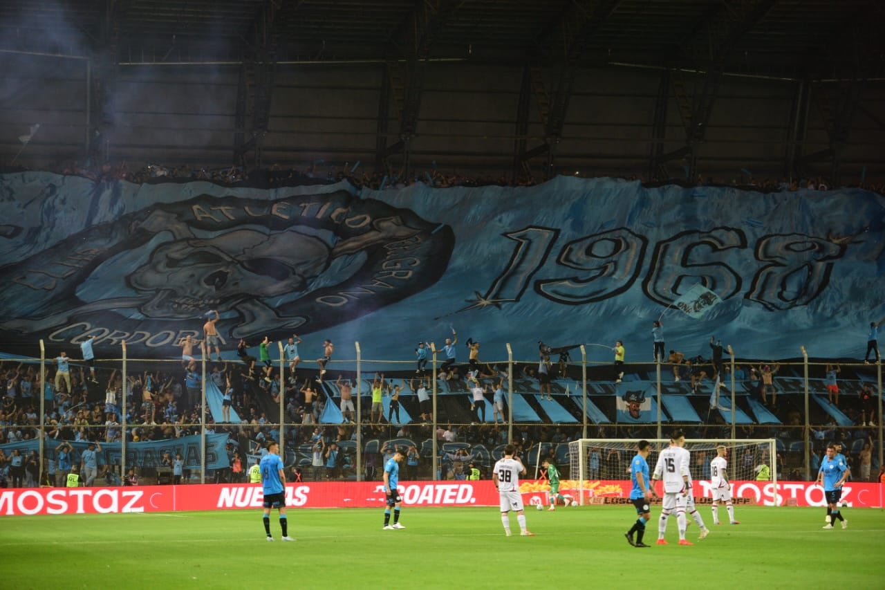Banderazo de los hinchas de Belgrano en su partido de Copa Argentina en San Luís. (José Gabriel Hernández / La Voz).