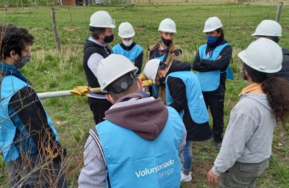 Voluntarios realizaron mantenimiento de los aerogeneradores de dos escuelas rurales de Coronel Rosales