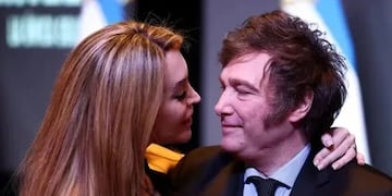 El presidente fue al show de su novia y protagonizaron un apasionado beso