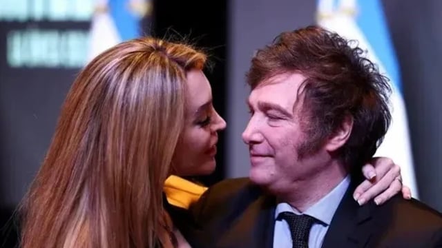 El presidente fue al show de su novia y protagonizaron un apasionado beso