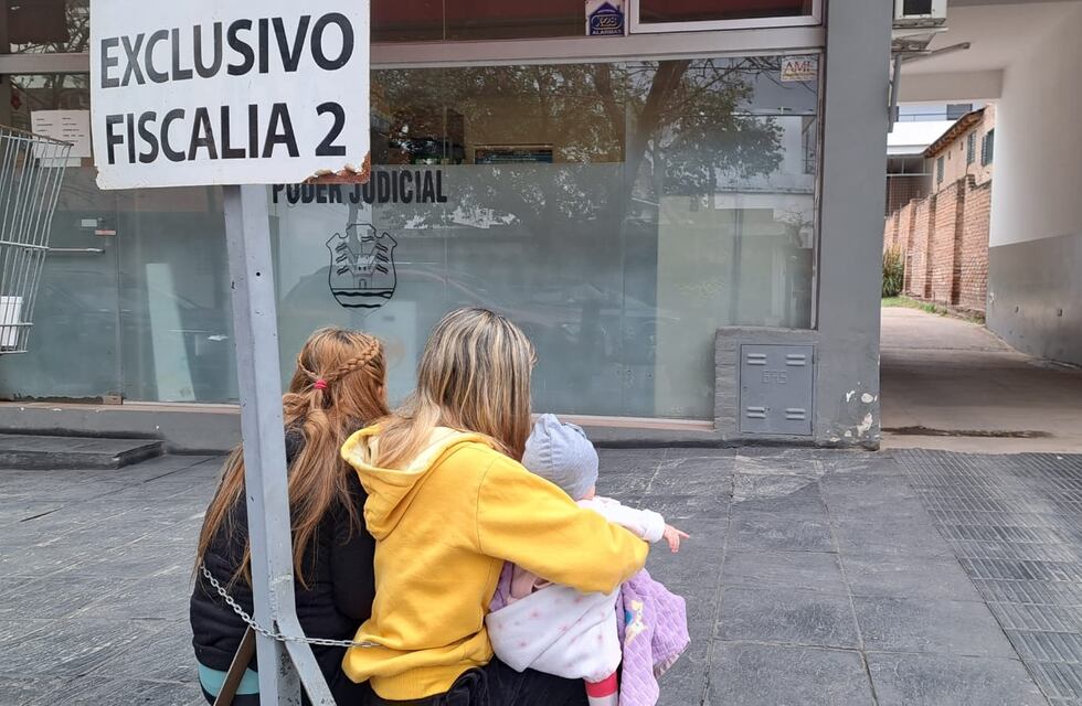 Se encadenaron en la Fiscalía de Villa Carlos Paz por la detención de un joven acusado de robo