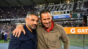 Buena onda entre los técnicos. Diego Dabove controló en Instituto al peligroso Talleres de Javier Gandolfi (Imágenes Facundo Luque y José Gabriel Hernández)