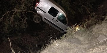 Río Cuarto. Así quedó la Kangoo tras el despiste (Policía).