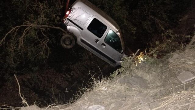 Río Cuarto. Así quedó la Kangoo tras el despiste (Policía).
