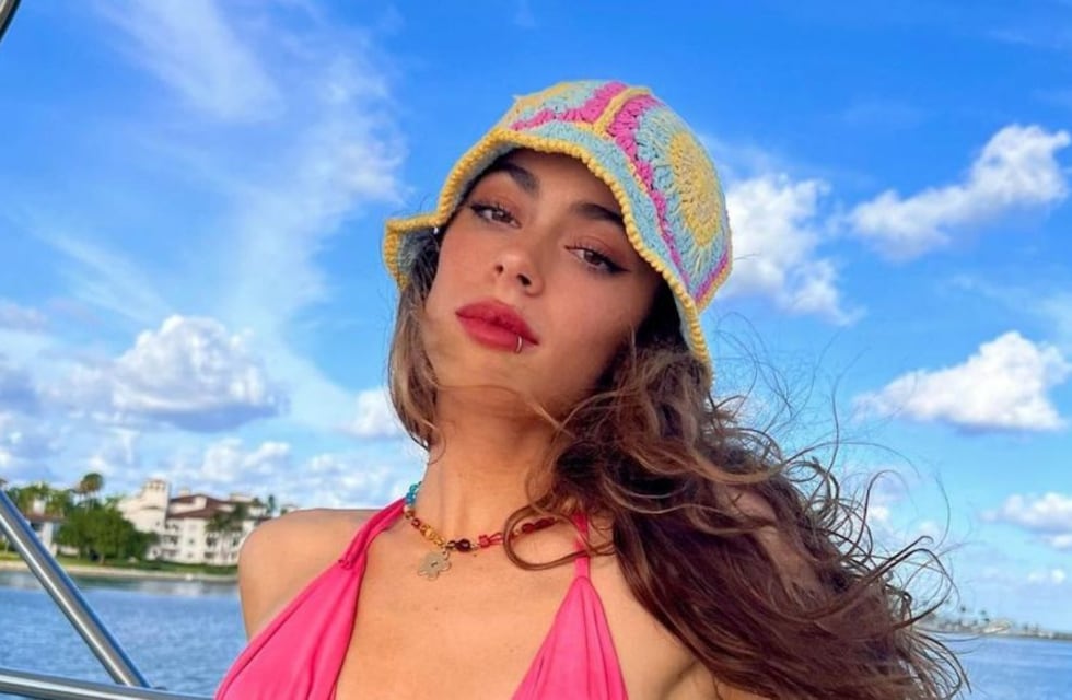 El look de Tini Stoessel para festejar su cumpleaños: vestido con transparencias, strapless y muchos volados