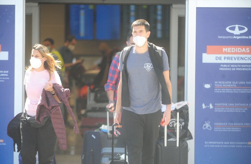 Ante un fuerte operativo sanitario, aterrizó el último vuelo autorizado proveniente del Reino Unido