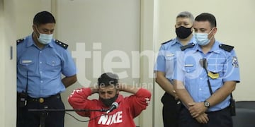 Espejo en total estado de shock, no queriendo escuchar lo que se decía en la audiencia.