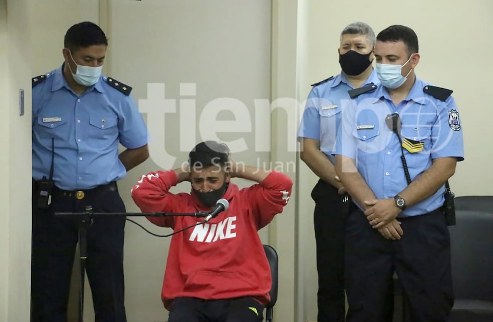 Totalmente desorbitado y en estado de shock, se presentó el acusado de matar al policía