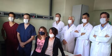 Norma y Yanina junto al equipo médico que realizó el transplante renal en el Hospital Central. Gentileza Gobierno de Mendoza