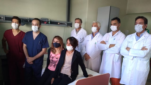 Norma y Yanina junto al equipo médico que realizó el transplante renal en el Hospital Central. Gentileza Gobierno de Mendoza