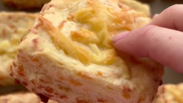 Cómo hacer scones de queso muy sabrosos con pocos ingredientes: receta ideal para acompañar los mates de la tarde