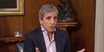 El ministro de Economía, Luis Caputo, habló sobre jubilaciones, subsidios, inflación e Impuesto a la Ganancias en una entrevista televisiva. Foto: Captura de video