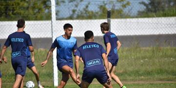 Atlético volvió a los entrenamientos sin figuras clave