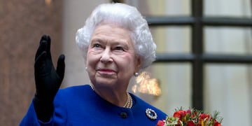ARCHIVO - En imagen de archivo del martes 18 de diciembre de 2012, la reina Isabel II saluda a personal del Ministerio de Relaciones Exteriores y de la Mancomunidad de Naciones al final de una visita oficial en Londres. (AP Foto/Alastair Grant Pool, archivo)