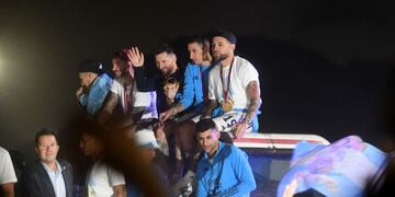 La selección campeona fue recibida por una multitud. (Clarín)