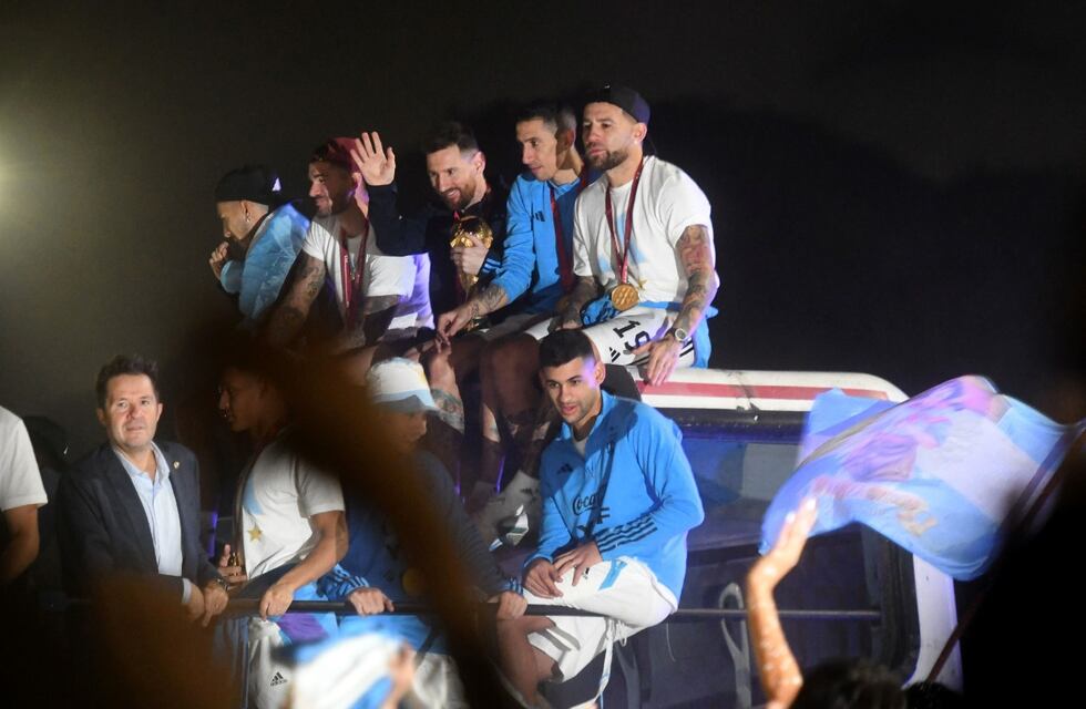 ¡Con los campeones no! El insólito momento donde los jugadores de la Selección casi quedan enredados con un cable en Ezeiza