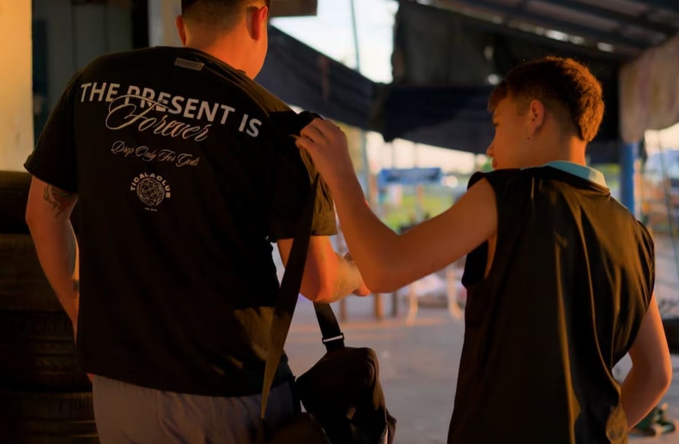 Rescató a un nene de 9 años de vivir en la calle, pero el padre biológico apareció años después y lo amenazó