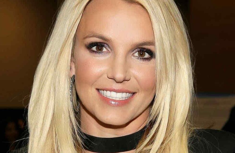 Britney Spears se vistió de blanco y cautivó a sus fanáticos desde un estudio de baile: “¿Quieren una clase privada?”