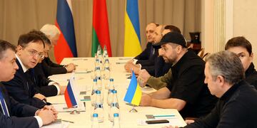 Ucrania y Rusia se reunieron en un palacio bielorruso. Este jueves habrá una nueva reunión entre ambas comitivas.