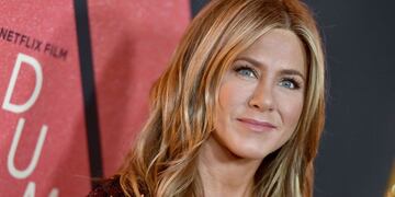 Jennifer Aniston sorprendió a sus 53 años luciendo un microtop y tanga la vista para la portada de una famosa revista.