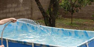 La pileta en la calle fue el símbolo de risa.