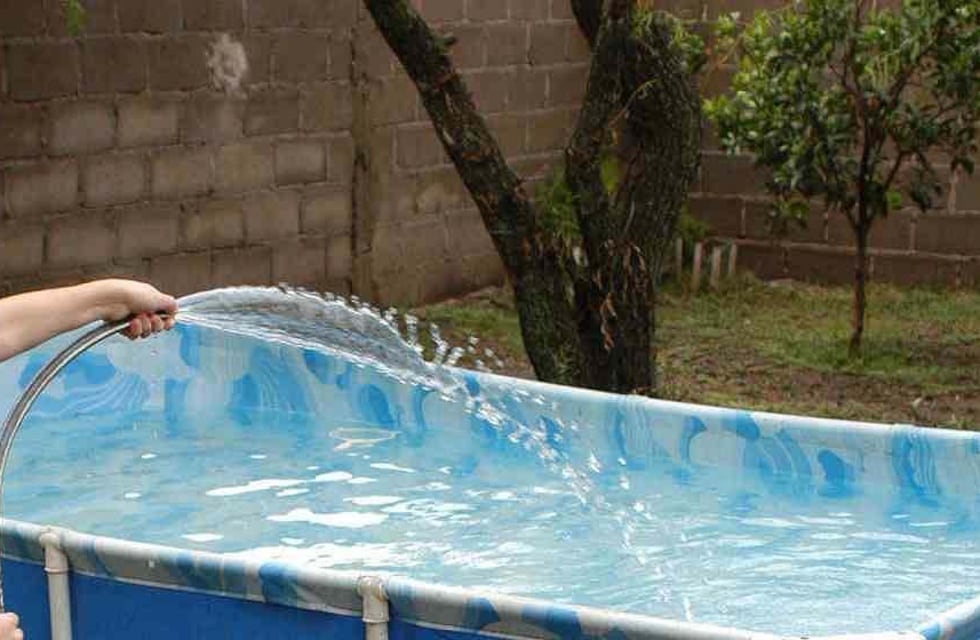 Se viralizó un video en el que se burlaban de una pileta armada en plena calle en Las Heras