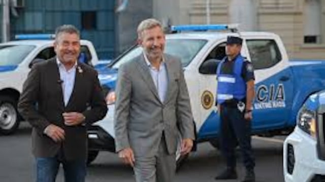 Roncaglia en la entrega de patrulleros junto al gobernador Frigerio.