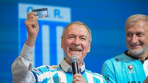 Juan Schiaretti en sus tiempos de gobernador de Córdoba. Reconocido hincha de Racing (La Voz archivo).