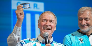 Juan Schiaretti en sus tiempos de gobernador de Córdoba. Reconocido hincha de Racing (La Voz archivo).