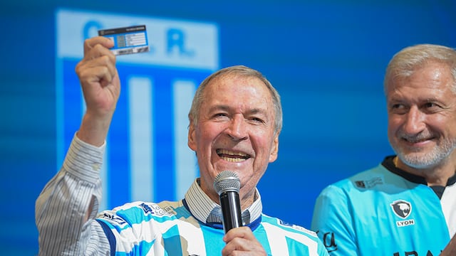 Juan Schiaretti en sus tiempos de gobernador de Córdoba. Reconocido hincha de Racing (La Voz archivo).
