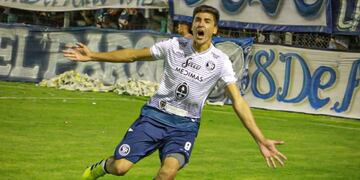 Matías Quiroga convirtió el gol de Independiente Rivadavia, al minuto y 35 segundos, del primer tiempo ante Brown de Adrogué.