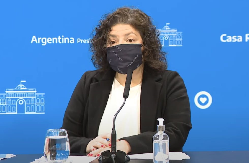 Carla Vizzotti aclaró que el uso de barbijo es obligatorio al aire libre “con gente alrededor”