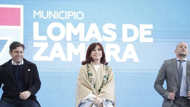 La vicepresidenta Cristina Fernández de Kirchner junto al gobernador de Buenos Aires, Axel Kicillof, y el intendente de Lomas de Zamora, Martín Insaurralde.