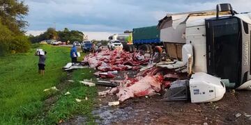 Las personas se llevaron más de 11 mil kilos de carne luego de que un camión volcara en Salta.