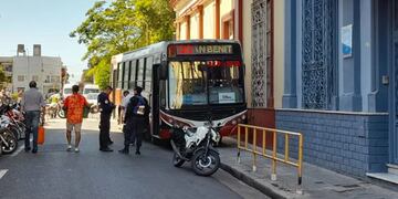 Colectivo se inscustó en una panadería.