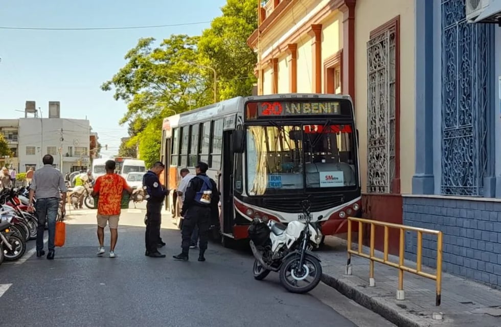 Colectivo perdió el control y se subió a la vereda en pleno microcentro de Paraná