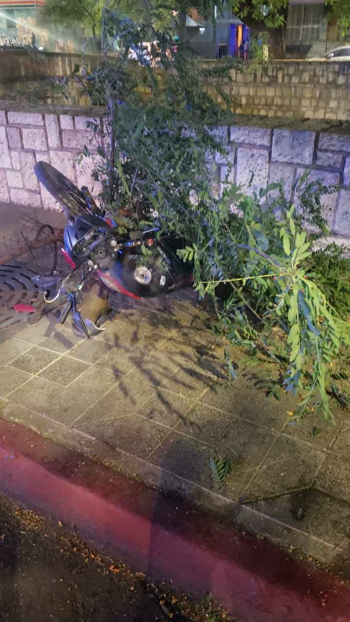 Un motociclista murió en barrio Güemes tras chocar contra el paredón de La Cañada. (Policía de Córdoba)