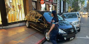 El auto se desplazo 30 metros hasta estamparse contra un local.