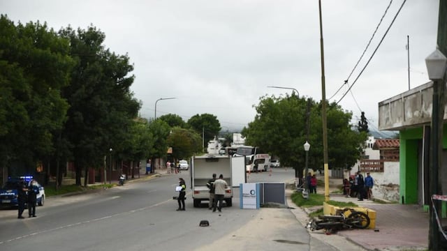 El motociclista perdió el control y colisionó contra un cantero de cemento.