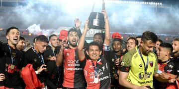 El Pulga Rodríguez levantando la copa de campeón