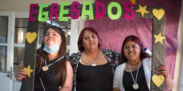 Mabel junto a sus hijas en la ceremonia de fin de curso.