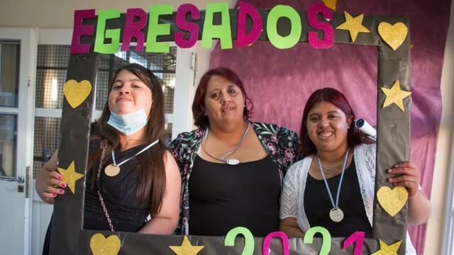 Mabel junto a sus hijas en la ceremonia de fin de curso.