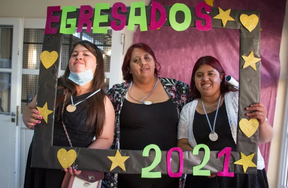 Comenzó a estudiar para incentivar a sus hijas y se recibió con ellas