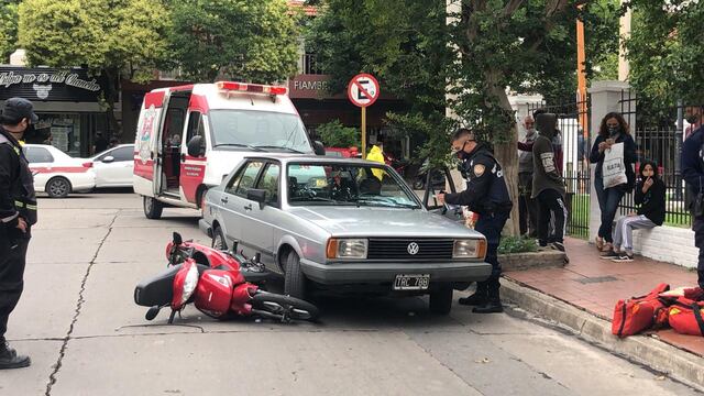 Accidente en pleno centro de Carlos Paz, este viernes 4 de diciembre por la mañana. (Foto: VíaCarlosPaz).