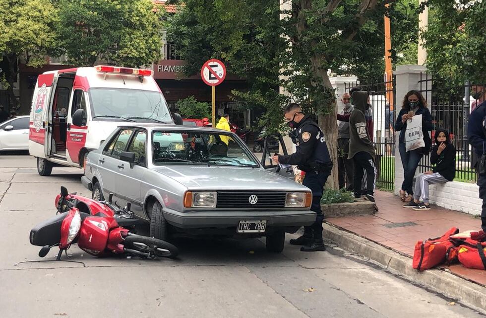 Choque en pleno centro de Carlos Paz: una mujer fue asistida en el lugar