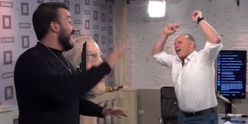 El exministro mostró sus habilidades en el baile.