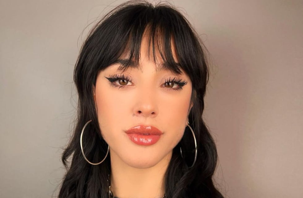 A puro naranja y camuflado, Belén Negri posó frente al espejo y se llevó todas las miradas