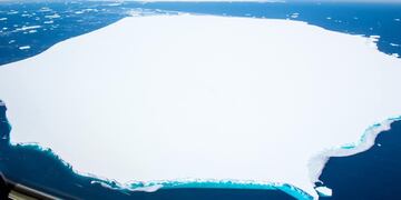 Primer plano, el iceberg A68d. De fondo el fragmento A68a. Todos representan una amenaza a la vida silvestre.