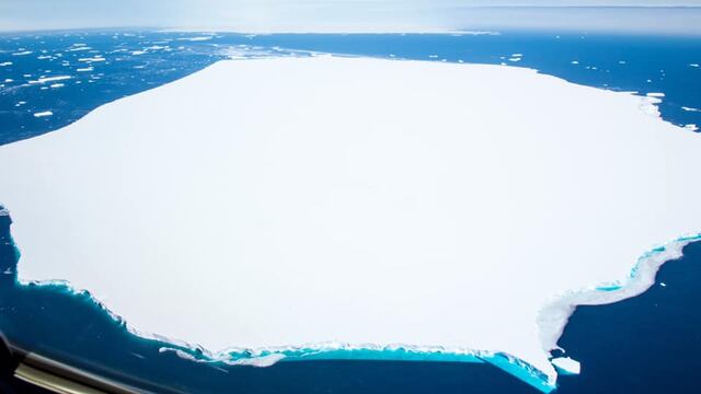 Primer plano, el iceberg A68d. De fondo el fragmento A68a. Todos representan una amenaza a la vida silvestre.